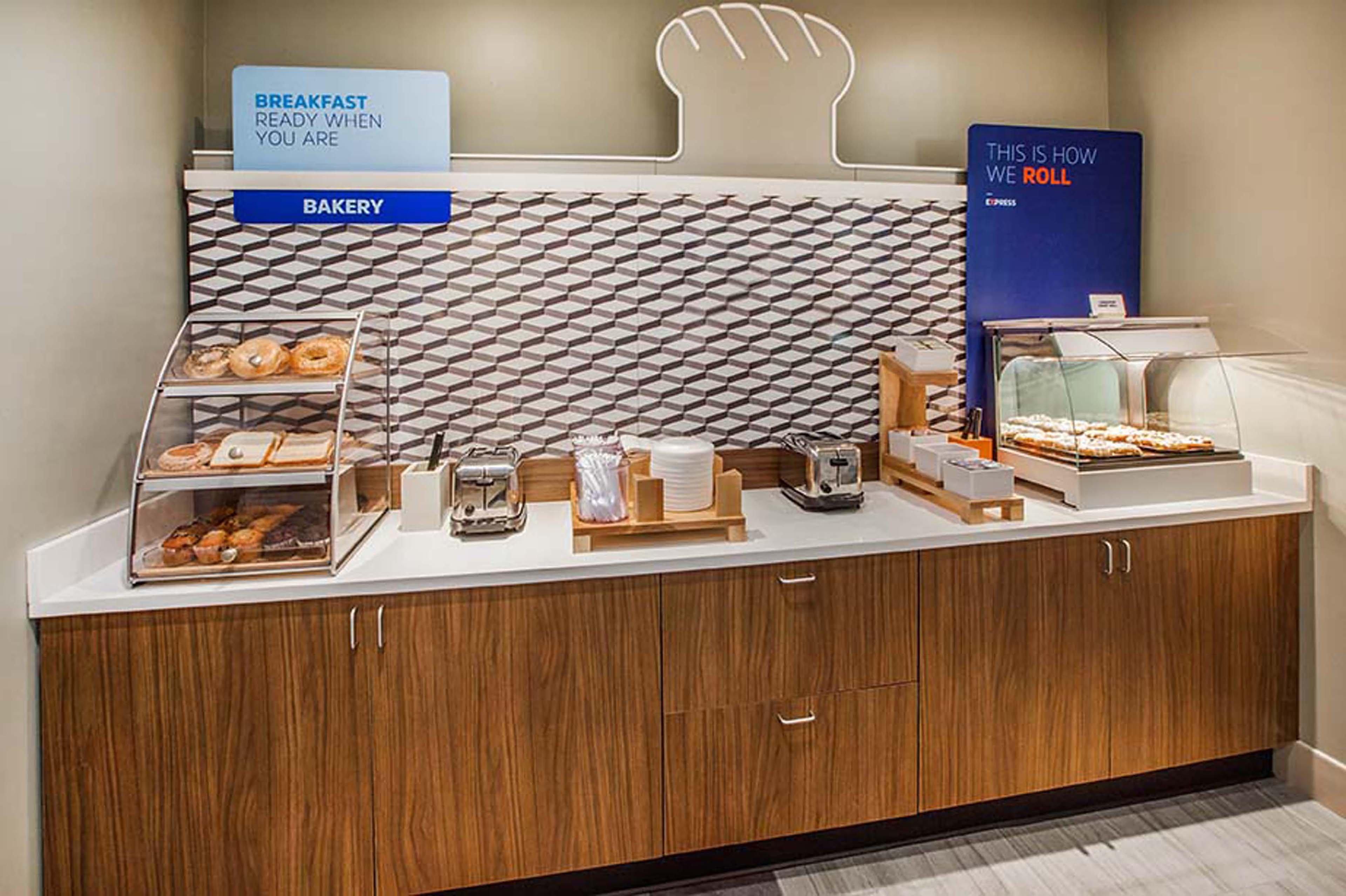 Holiday Inn Express & Suites - Boston South - Randolph By Ihg מראה חיצוני תמונה