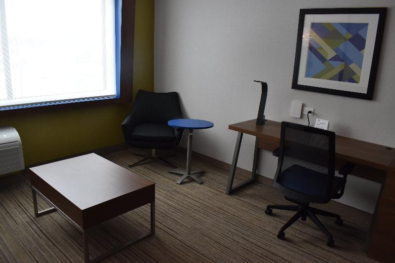 Holiday Inn Express & Suites - Boston South - Randolph By Ihg מראה חיצוני תמונה
